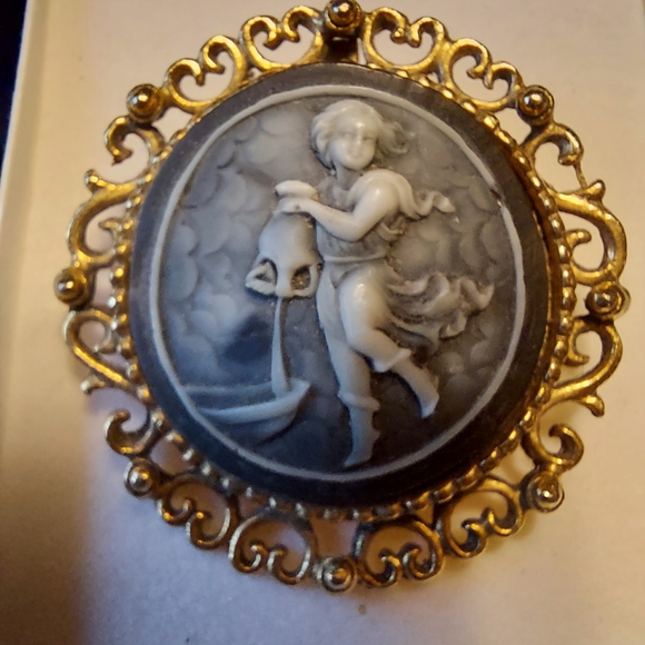 Cameo Brooch or Pendant, Boy w/ Waterpitcher, Goldtone, Unbranded. - Picture 2 of 13